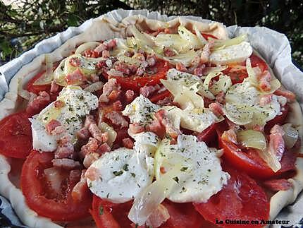 recette Tarte à la tomate, mozzarella, lardons, râpé, oignons