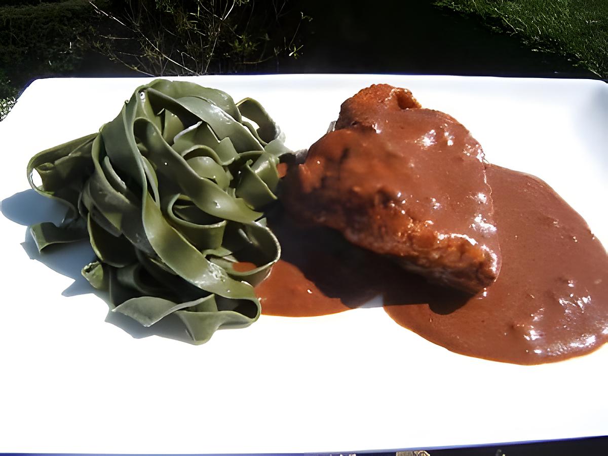 recette Poulet au chocolat et tagliatelles à la spiruline