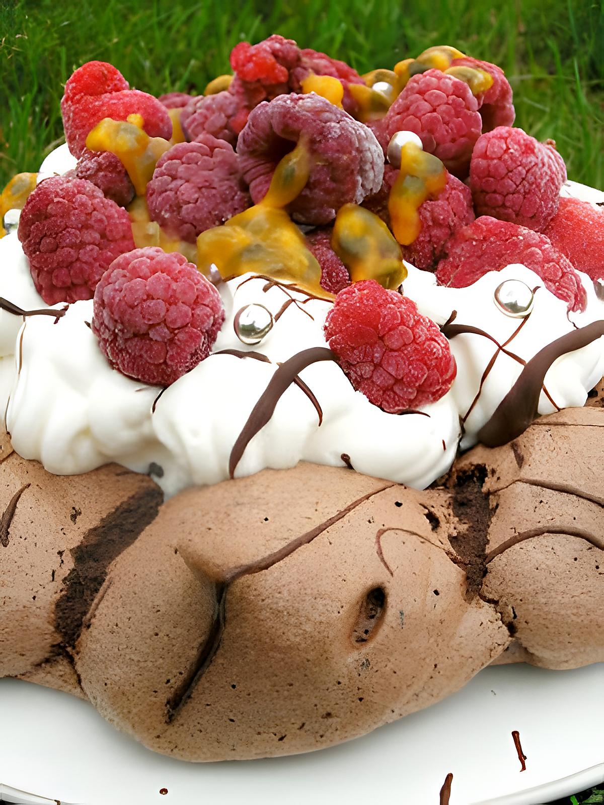 recette Pavlova au chocolat, framboises et fruits de la passion