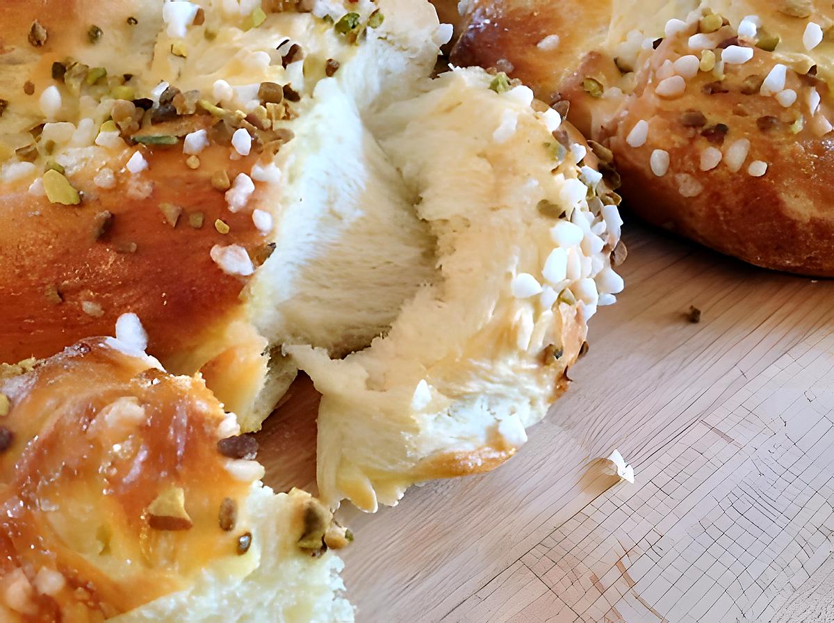 recette Brioche au sucre perlé et éclats de pistache, à la mie filante et extra moelleuse