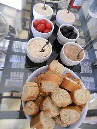 recette Assortiments de tartinades ( rillettes de poulet, rillettes de sardine, rillettes de surimi, tzaziki)