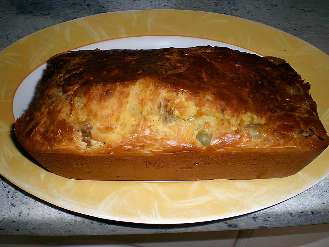 Cake salé au jambon et aux olives.