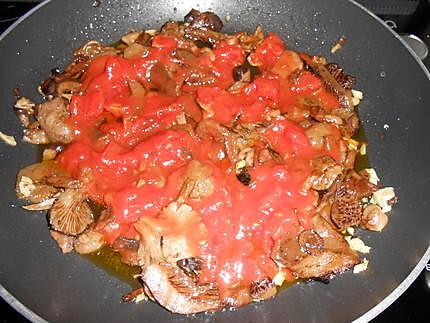 recette PETITE SAUCE TOMATE AUX CHAMPIGNONS FORESTIERS