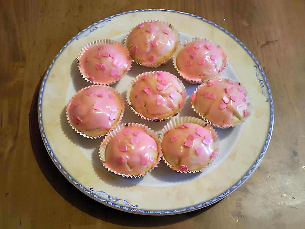 recette cupcakes a la vanille et son glacage rose barbie et ses pepites de couleur