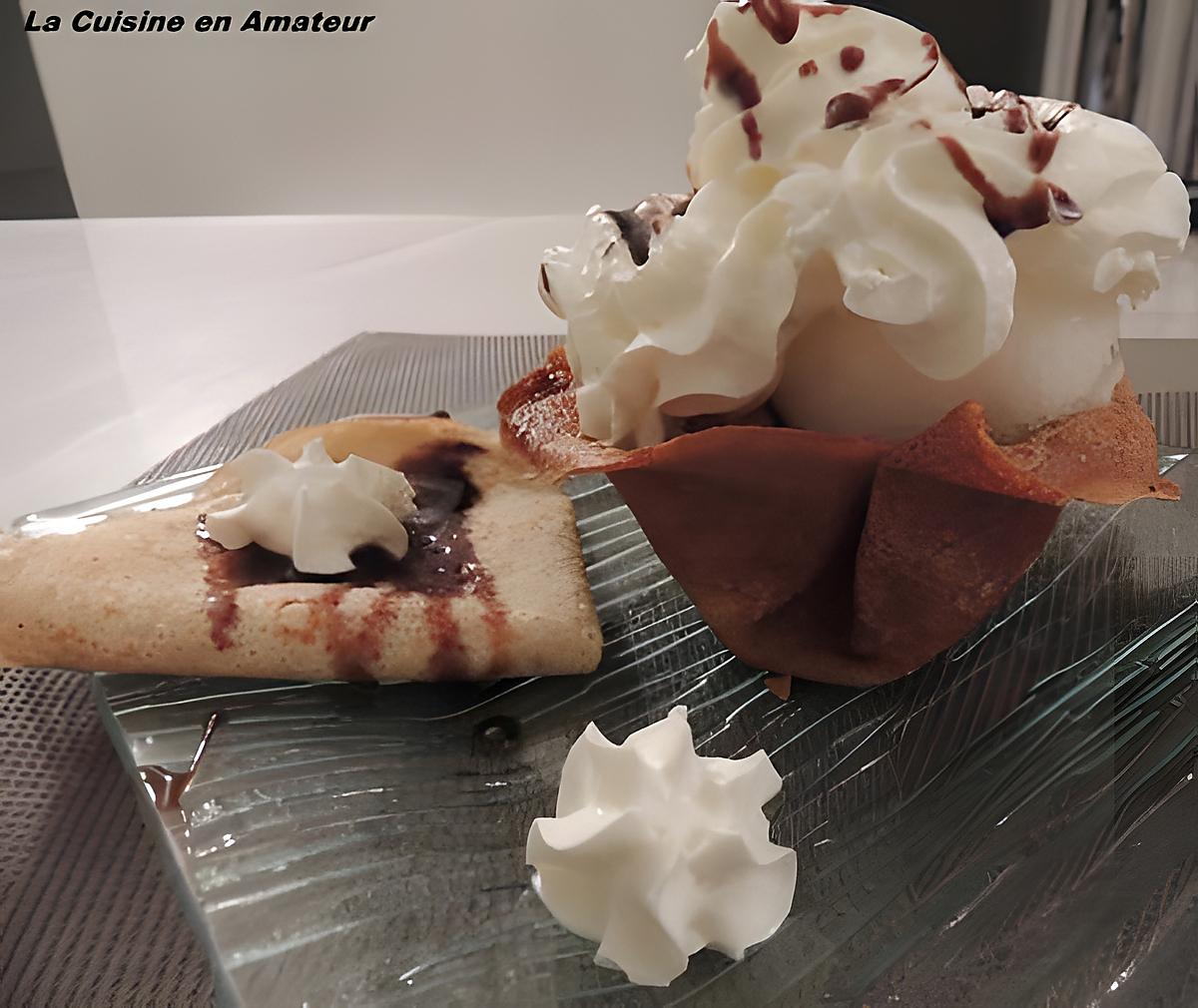 recette Corolles de crêpes garnies avec des boules de glace, chantilly et coulis de chocolat