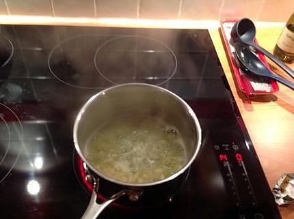 recette Saint Jacques poêlées, sauce aux jeunes oignons et crevettes