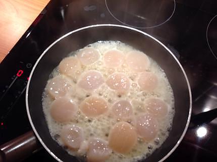 recette Saint Jacques poêlées, sauce aux jeunes oignons et crevettes