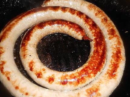 recette Brasse de saucisses grillée sur un lit d oignon