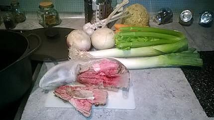 recette langue de boeuf ; cuisson et 1er étape .le bouillon et ses légumes