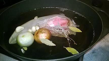 recette langue de boeuf ; cuisson et 1er étape .le bouillon et ses légumes