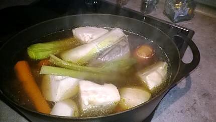 recette langue de boeuf ; cuisson et 1er étape .le bouillon et ses légumes