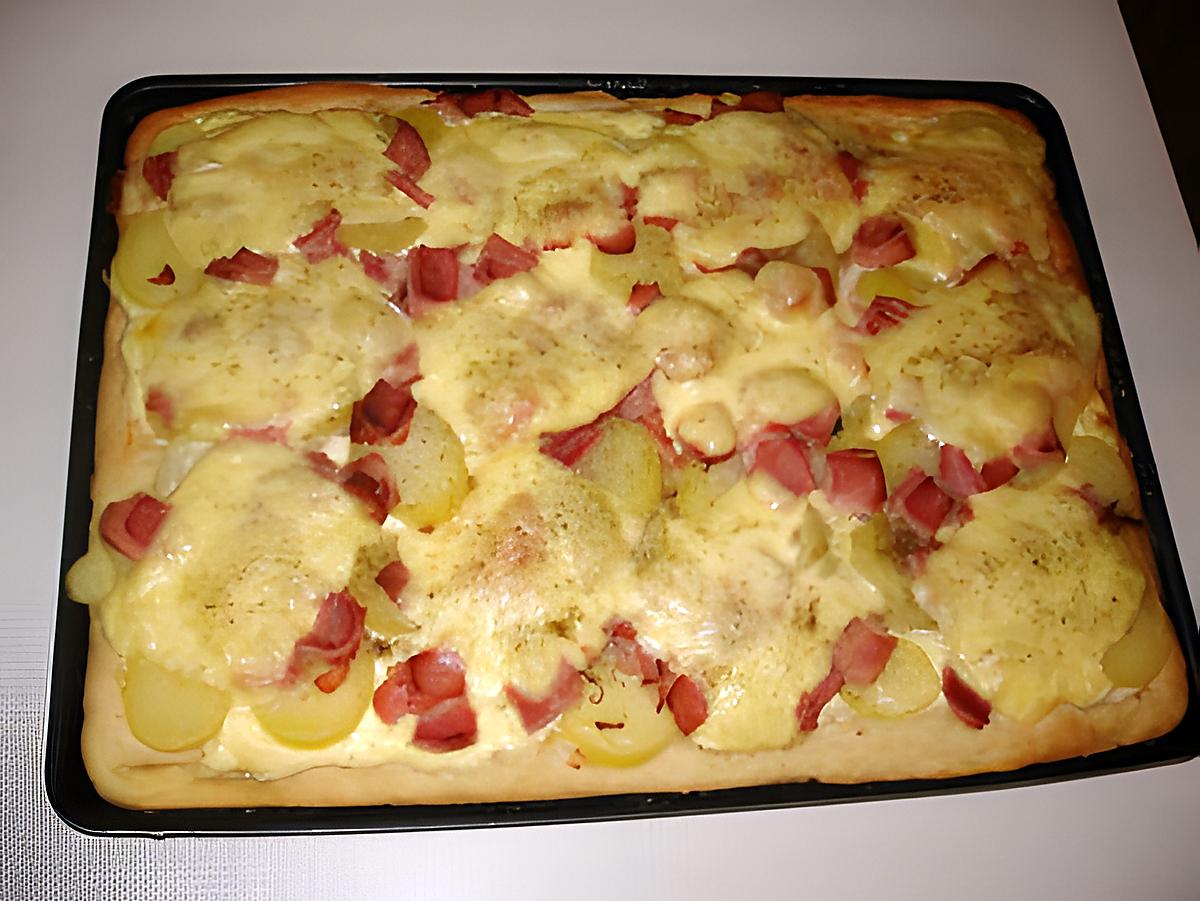 recette Pizza aux pommes de terre , jambon blanc et fromage à raclette