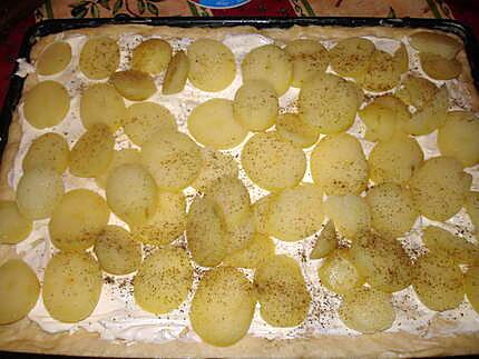 recette Pizza aux pommes de terre , jambon blanc et fromage à raclette