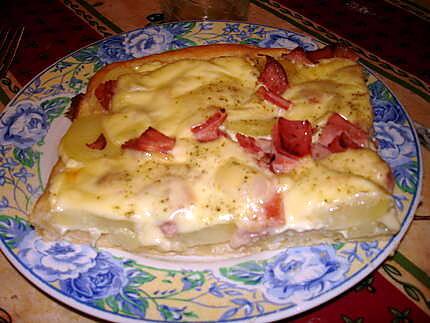 recette Pizza aux pommes de terre , jambon blanc et fromage à raclette