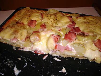 recette Pizza aux pommes de terre , jambon blanc et fromage à raclette