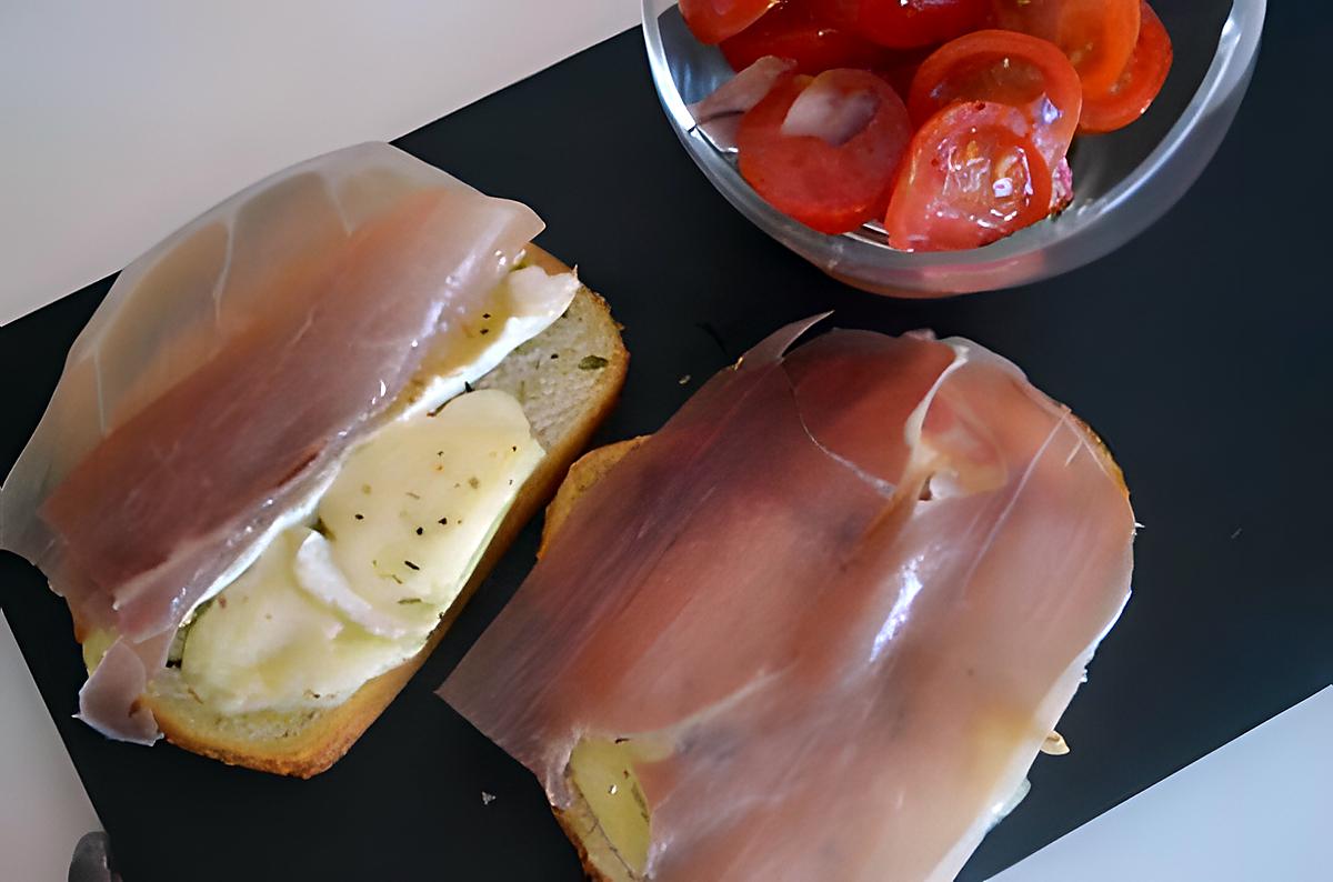 recette tartines de brie fondu au jambon de parme, tomates cerises aux oignons rouges