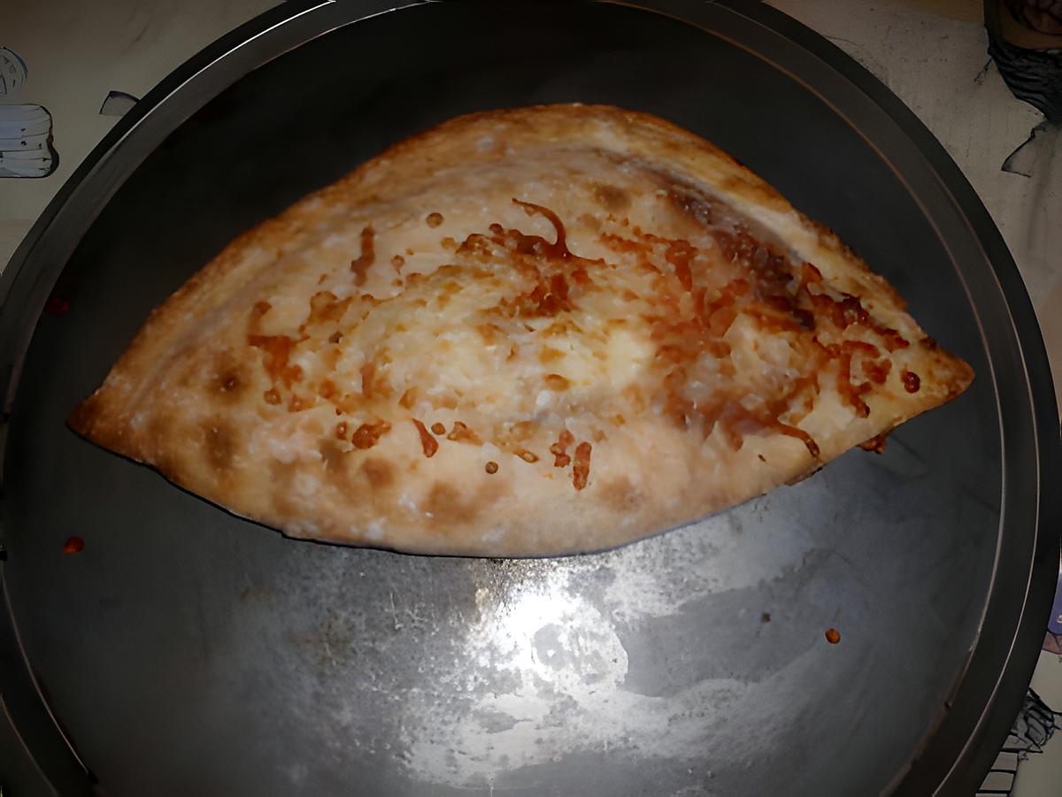recette Pizza calzone classique ( mozzarella,jambon,oeuf)
