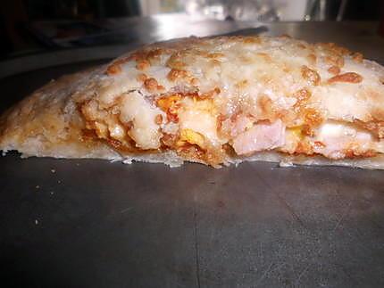 recette Pizza calzone classique ( mozzarella,jambon,oeuf)