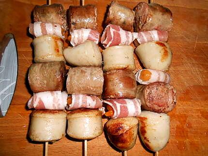 recette BROCHETTES D'ANDOUILLETTES BOUDINS BLANCS LARD ABRICOTS