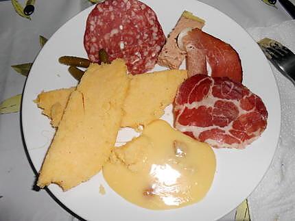 recette CAMEMBERT AU FOUR CHARCUTERIE ET POLENTA