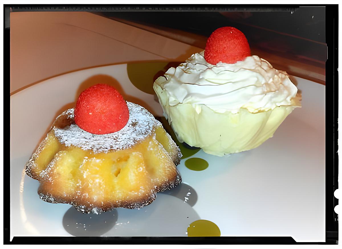 recette moelleux à l'abricot au coeur de fraise et sa coupelle de chocolat blanc chantilly