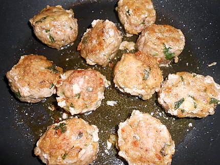 recette BOULETTES DE VEAU AUX NOISETTES SAUCE TOMATE