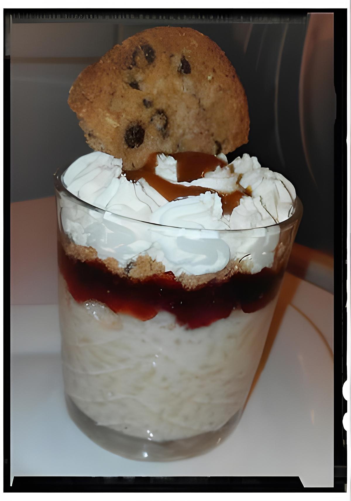 recette verrine riz au lait nappé de confiture de fraise et éclats de cookies et chantilly