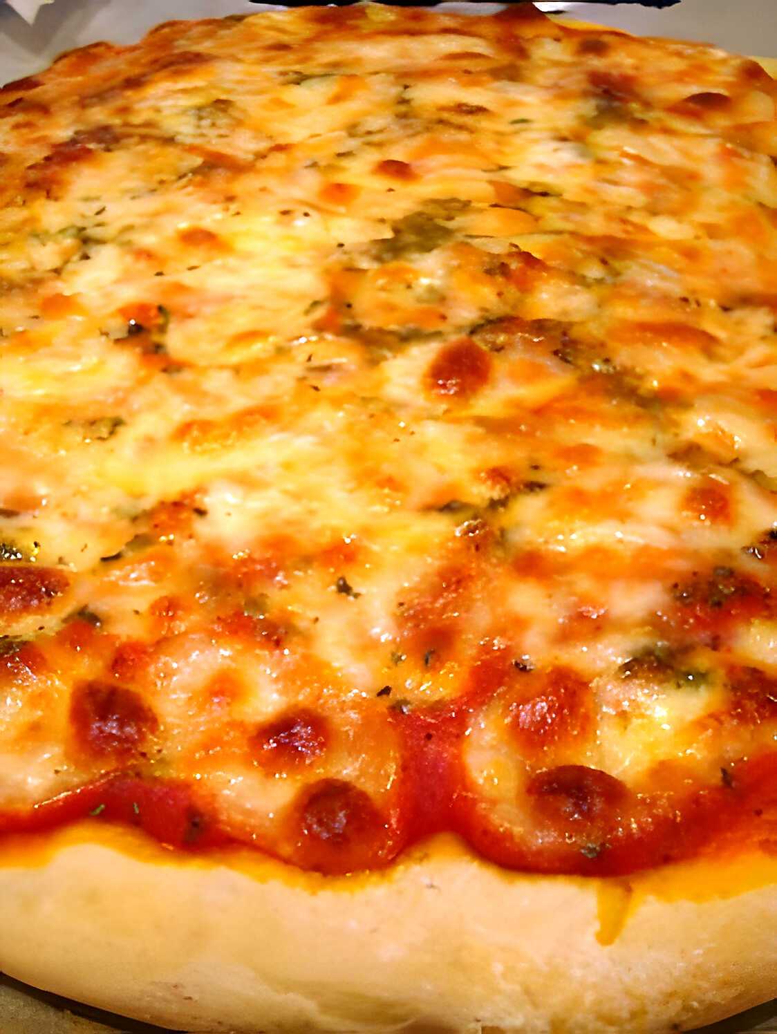 Recette de Pizza maison croustimoelleuse à la pâte délicieusement parfumée