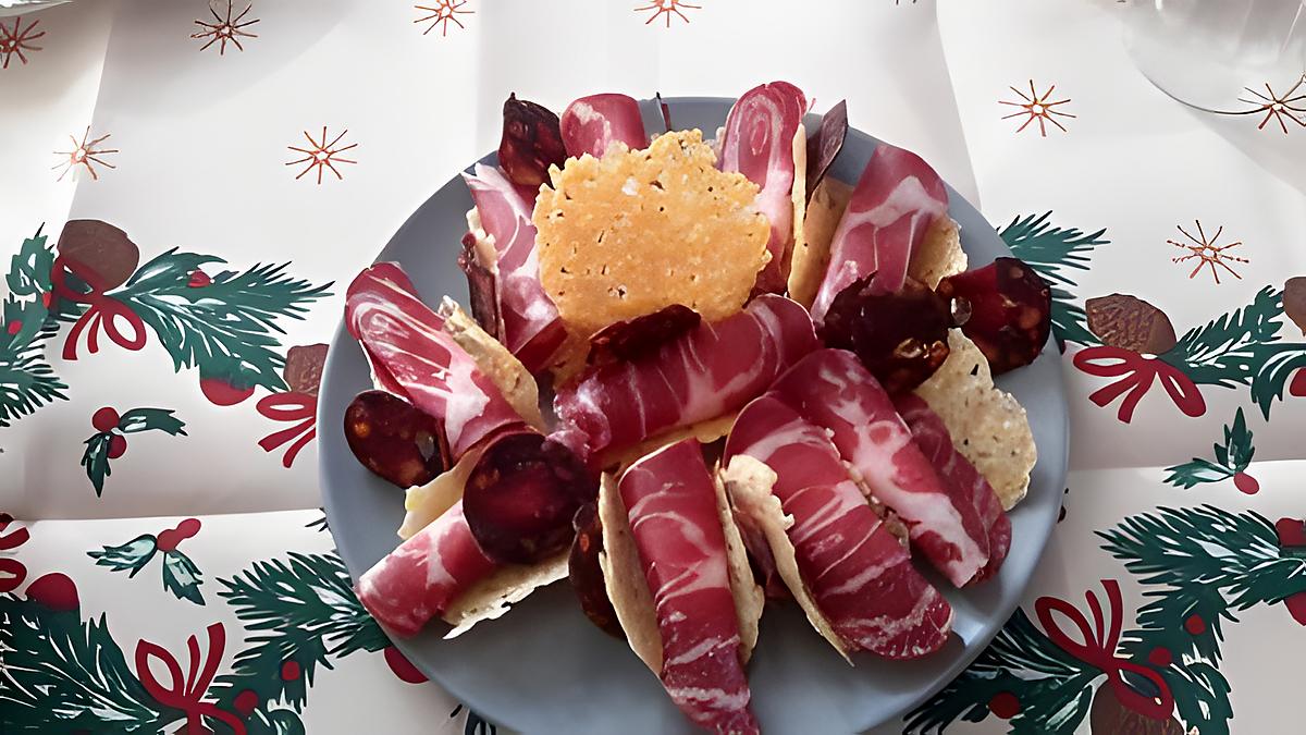 recette roulé de Coppa au chèvre sur tuile de parmesan et chips de chorizo