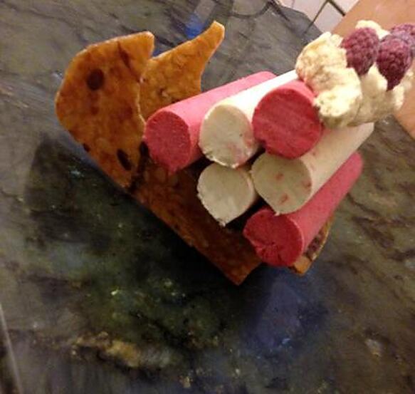 recette Bûche en nougatine avec ses mousses framboise et vanille