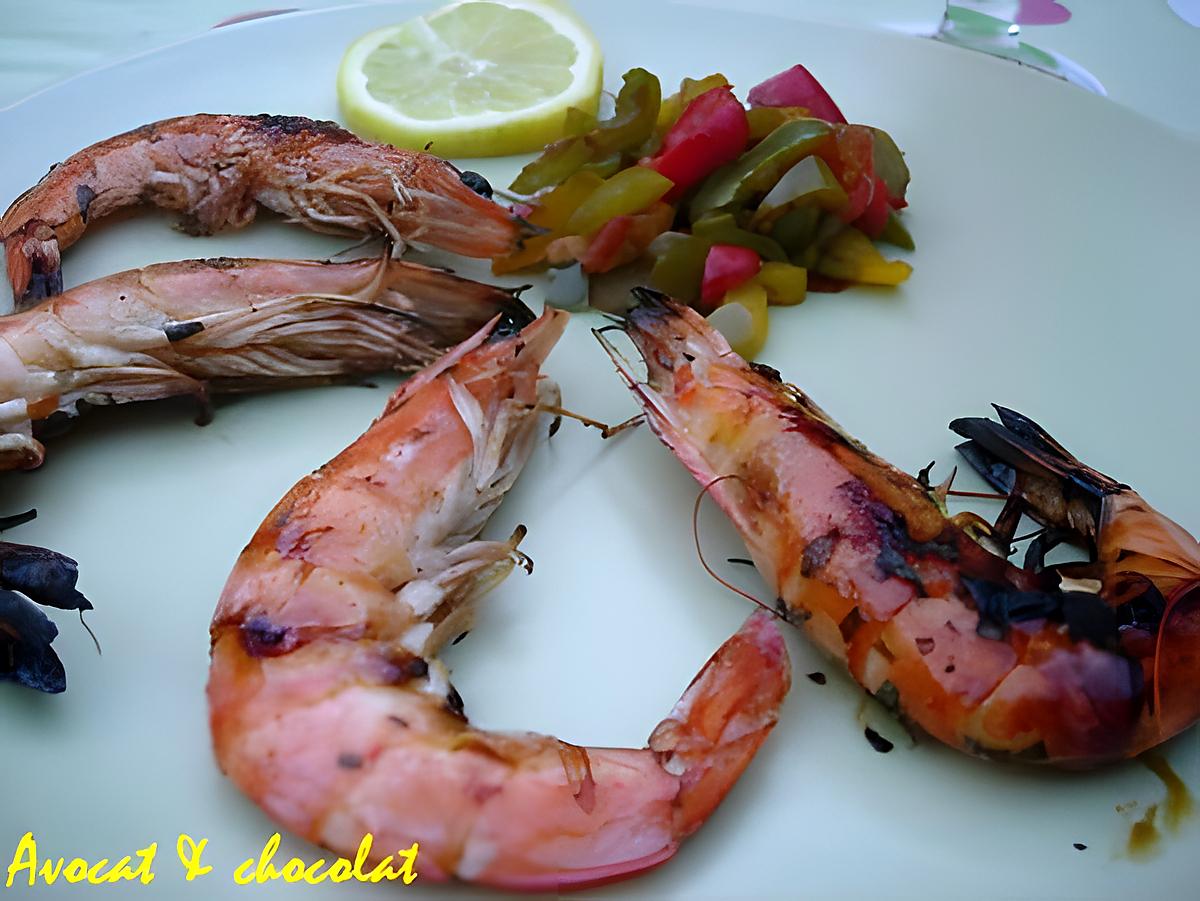 recette GAMBAS grillées légèrement enrobées au Miel, citron, Soja, Estragon & son trio de Poivrons