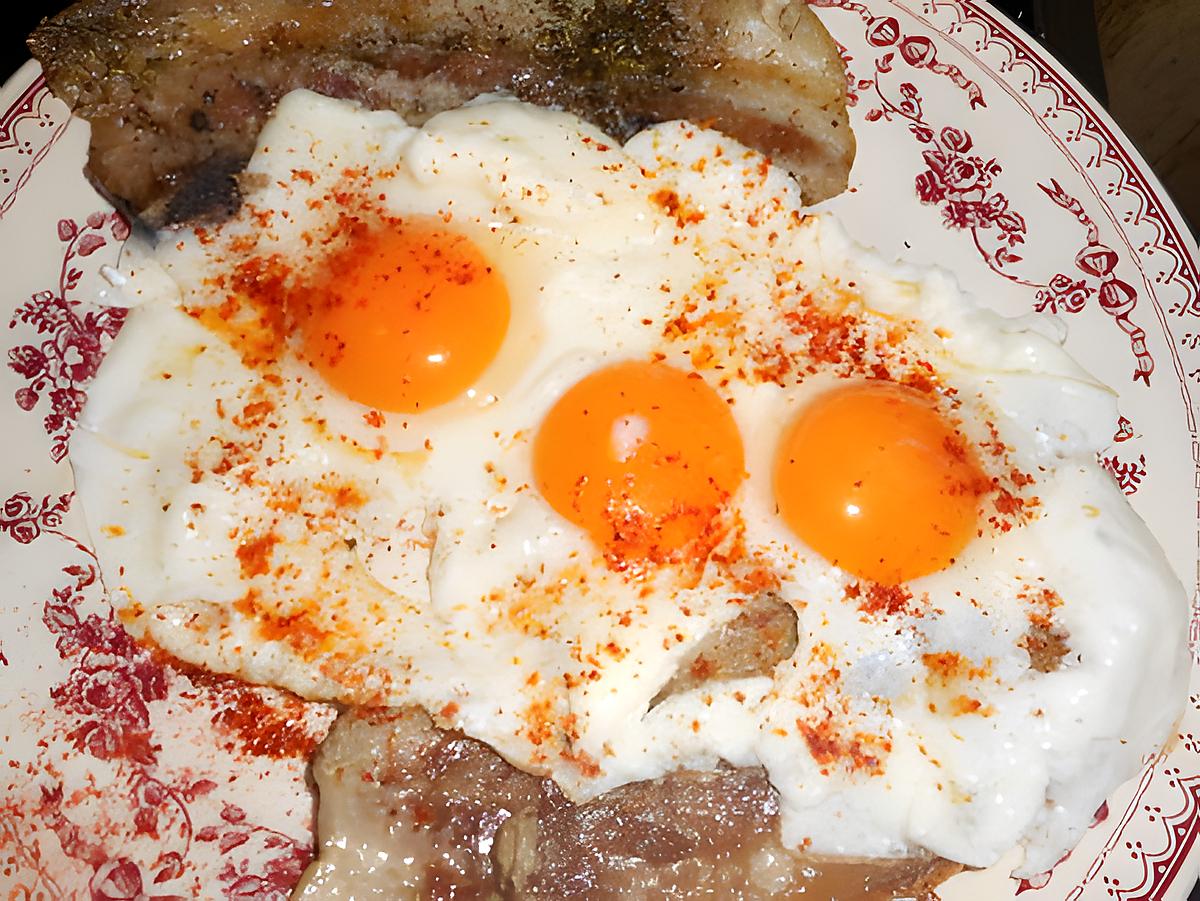 recette oeufs au plat a la poitrine de porc grillée