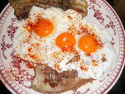 recette oeufs au plat a la poitrine de porc grillée