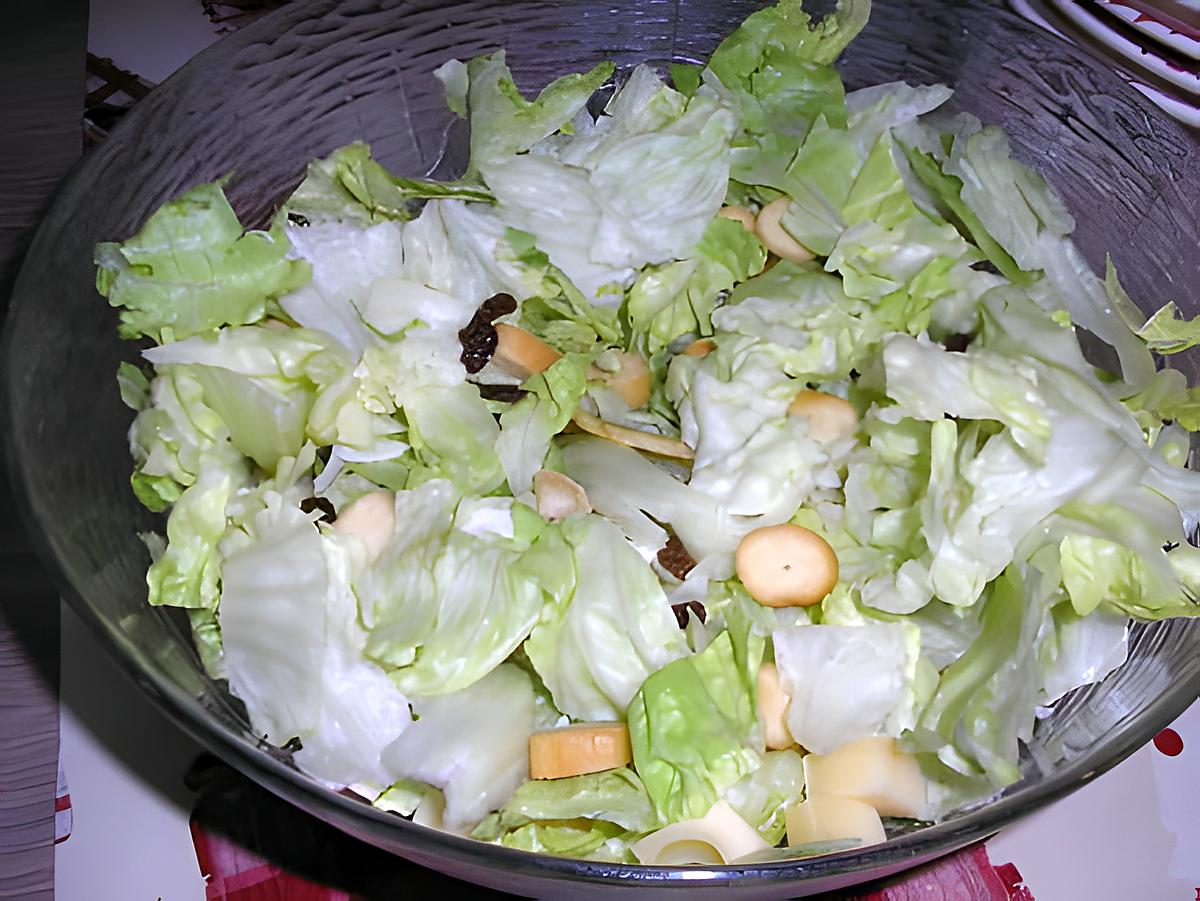 recette salade verte, croutons ,allumettes de jambon, emmental et fruits secs.