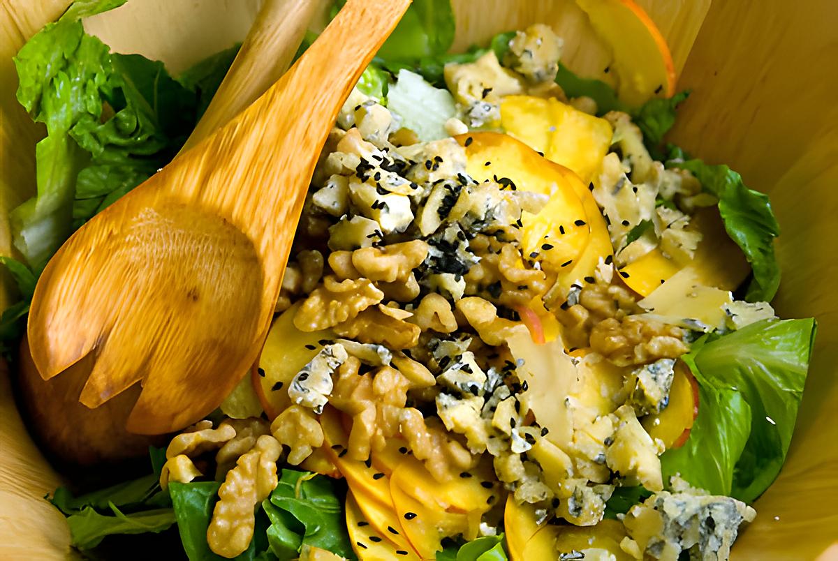 recette Salade aux pêches, bleu et noix de Grenoble