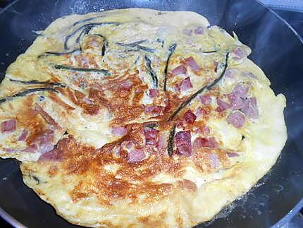 recette OMELETTE ASPERGES SAUVAGES ET JAMBON