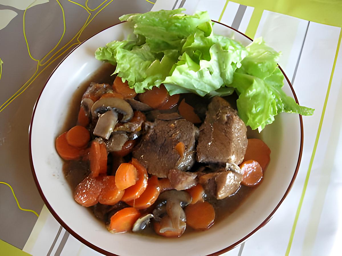 Bouillon de bœuf, plat de côte laqué, carottes, navets et échalotes