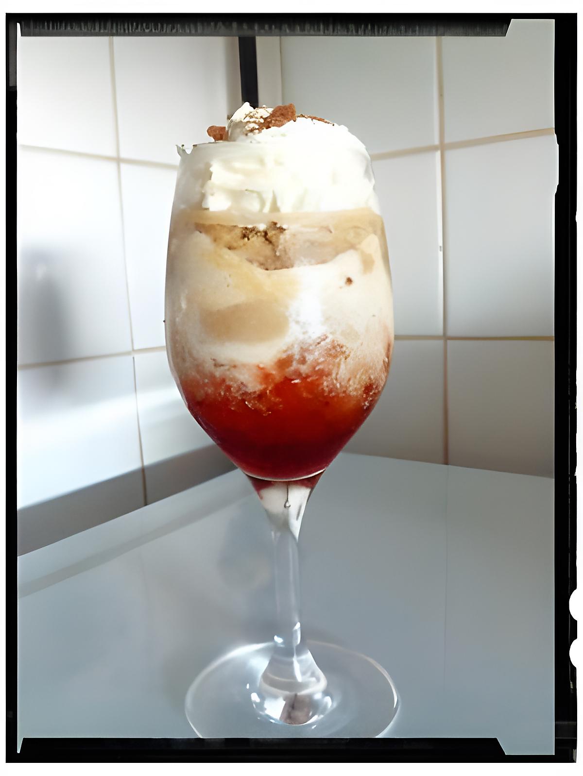 recette tourbillon glacé vanille-spéculoos sur confiture de fraise coco