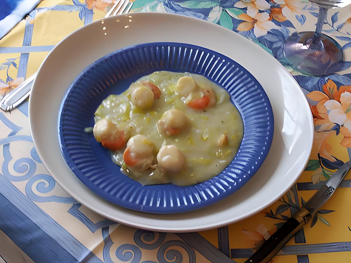 recette NOIX DE SAINT JACQUES AVEC CORAIL A LA FONDU DE POIREAUX