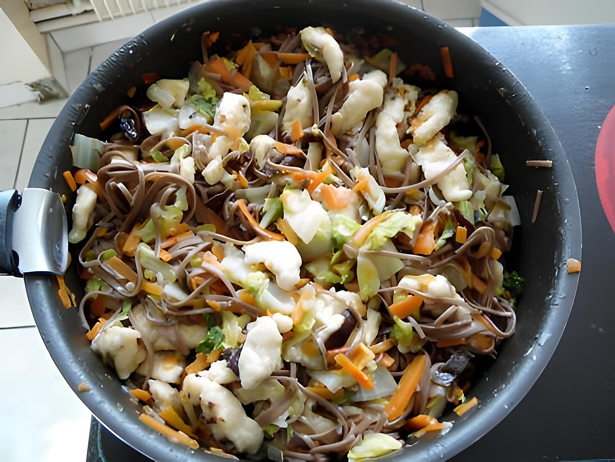 recette Nouilles saba sautées au chou chinois, poulet et bâtonnets de carottes