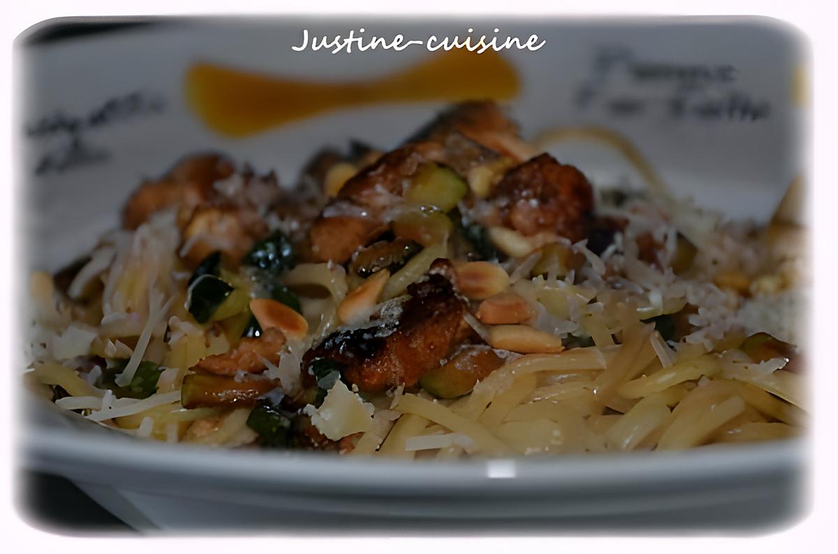 recette Wok de spaghettis au poulet sucré, courgettes grillées et pignons de pin