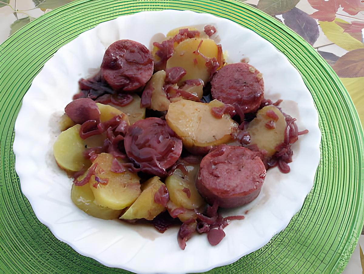 recette SAUCISSON de LYON au vin rouge et pommes vapeurs