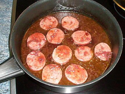 recette SAUCISSON de LYON au vin rouge et pommes vapeurs