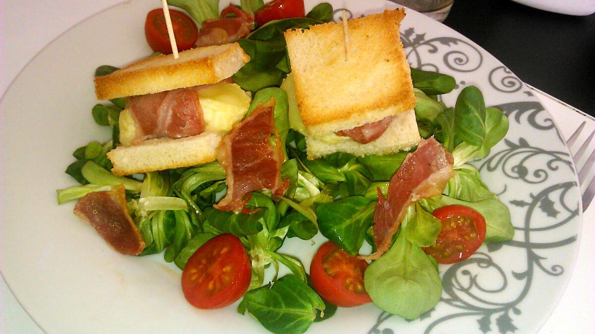 recette Salade et ses toast de crotin de chevre enlardé et chips de lard