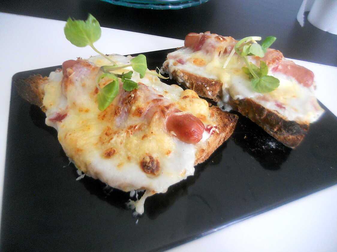 Tartine gratiné béchamel saucisse de strasbourg enlardé