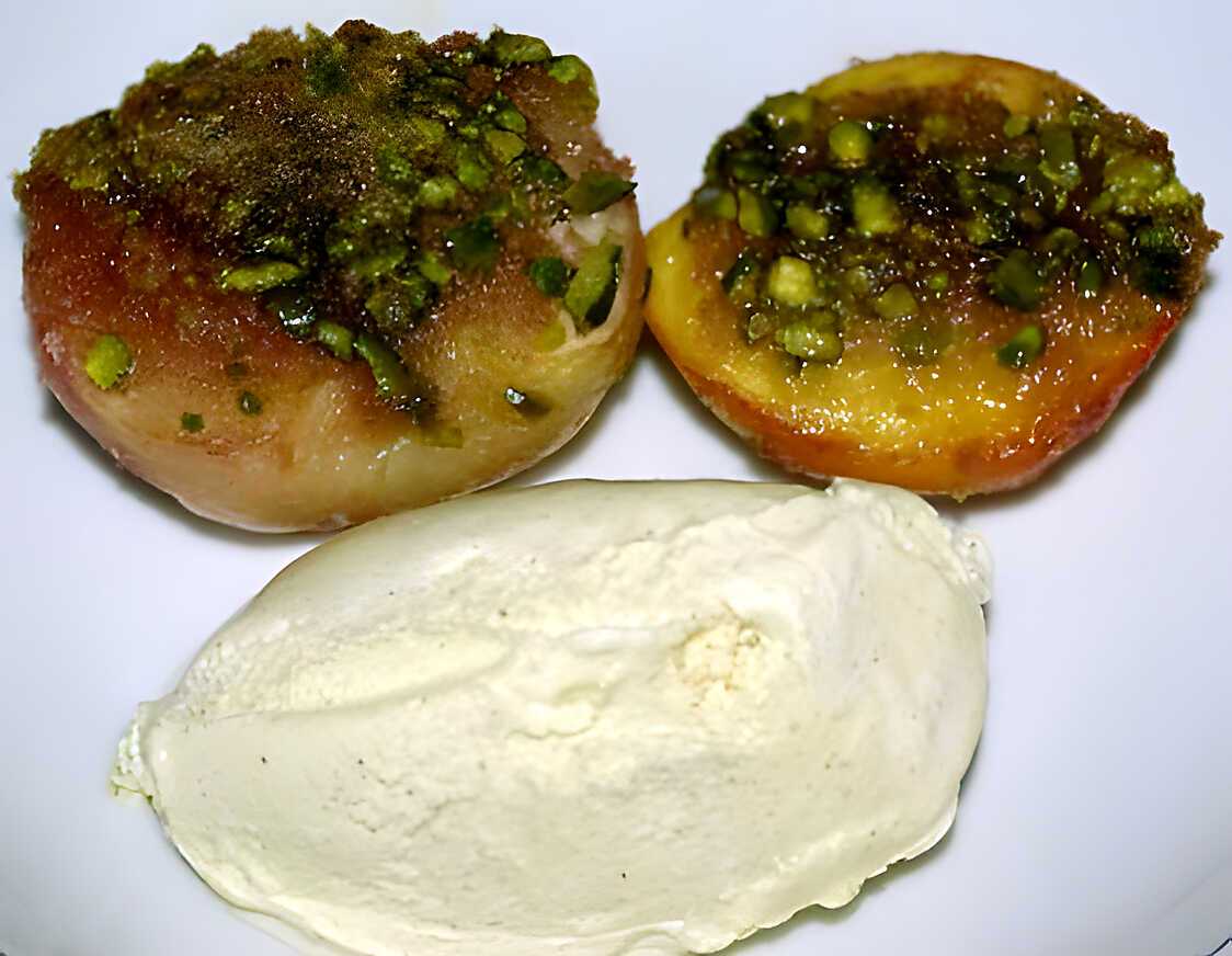 Recette de Pêches rôties en crumble de pistaches