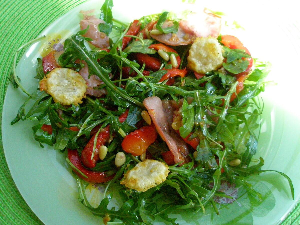 recette Salade de Roquette aux Poivrons marinés, au Bacon et ses Tuiles de parmesan