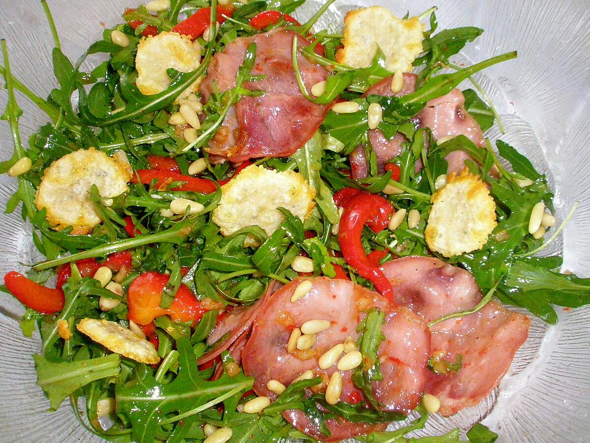 recette Salade de Roquette aux Poivrons marinés, au Bacon et ses Tuiles de parmesan