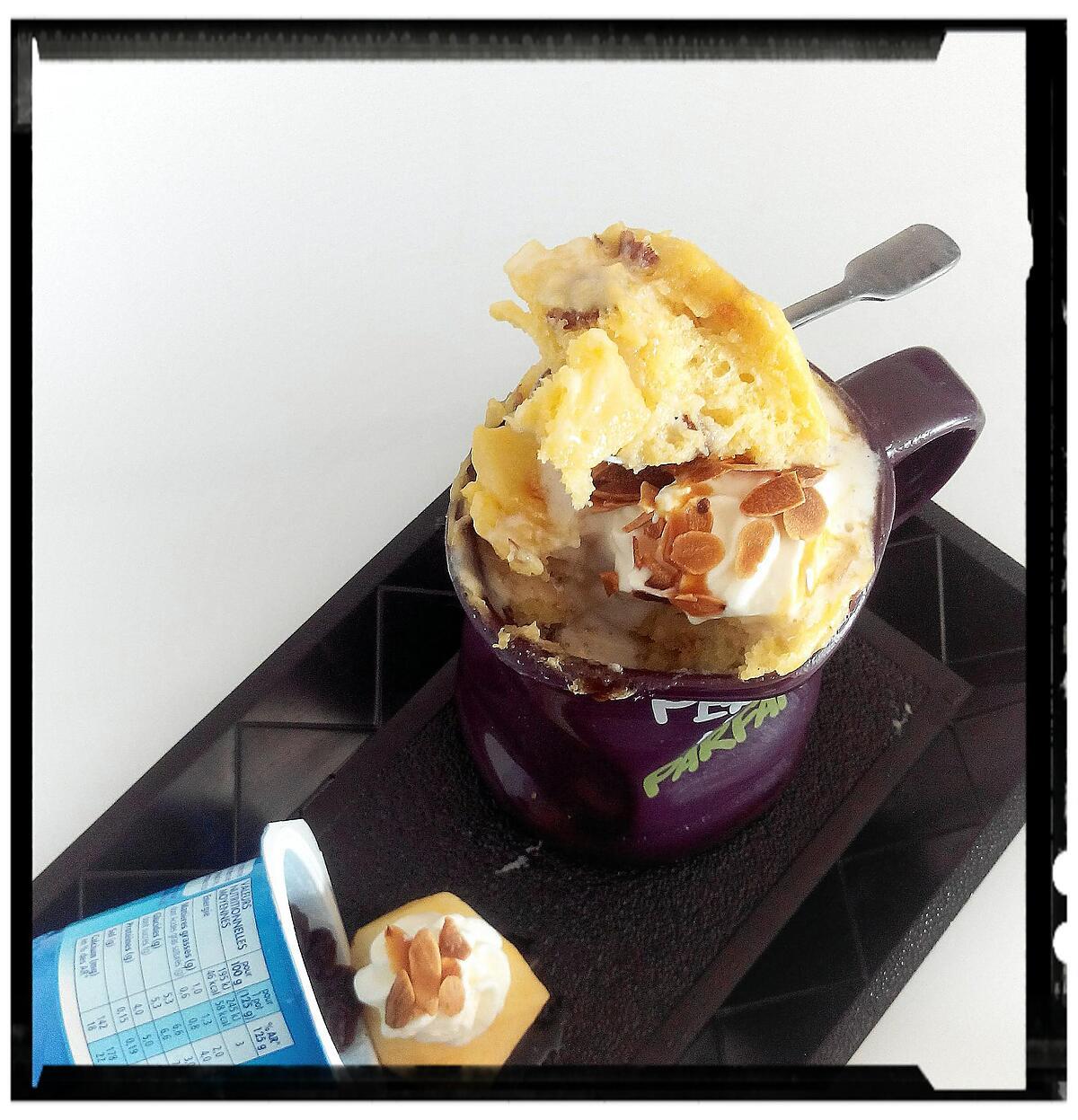 recette mug au yaourt fondant pomme-raisins et amandes