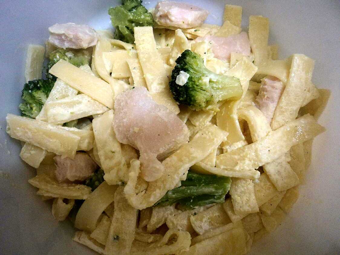 Pates au poulet et brocolis
